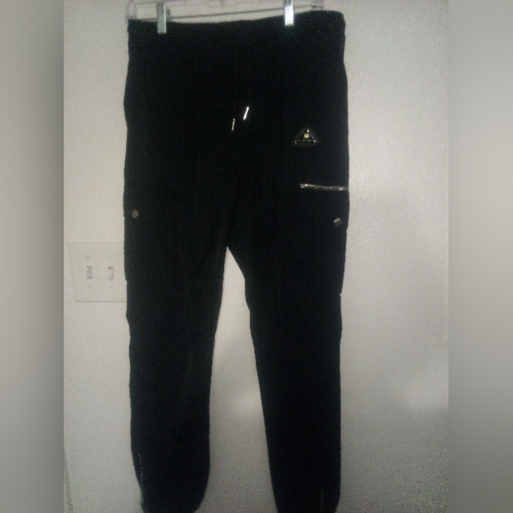 River Island 32 l black pants with two pockets in front by the knee